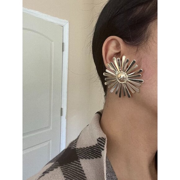 Big flower studs gold flower earrings large chunky flower statement earring - Picture 1 of 4